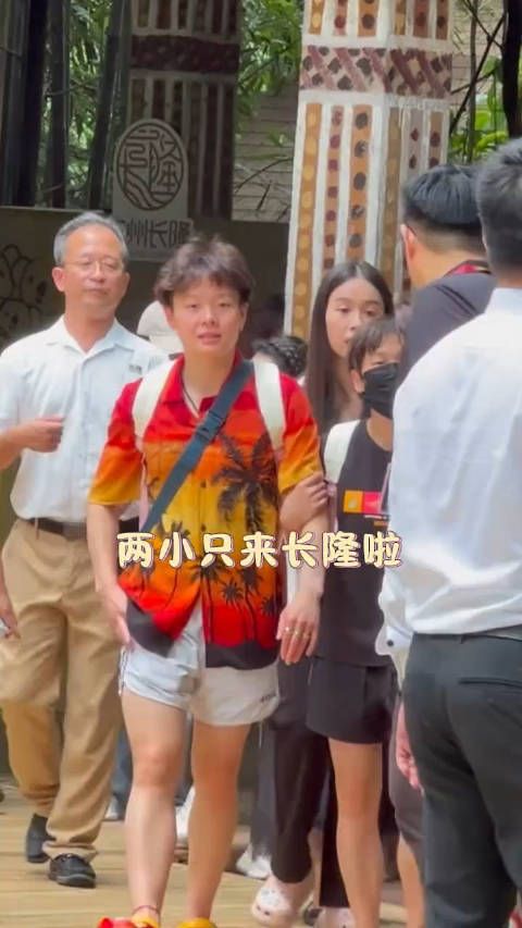 两小可爱踩着拖鞋来长隆啦,玩得好开心呀!