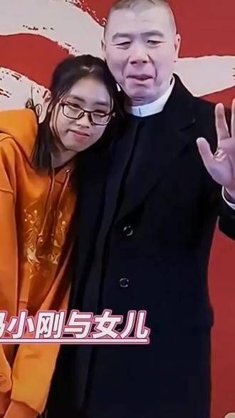 罕见证带女儿亮相活动场所,真得佩服冯小刚的强大基因!