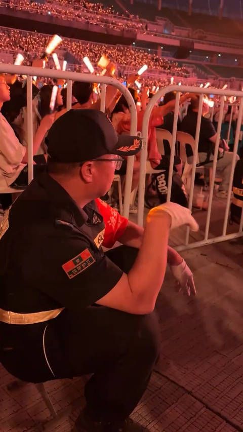 张杰演唱会这保安大哥是一点不知道自己这位置有多值钱啊,要不我替你坐会儿