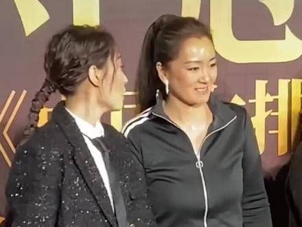 手牵手,小步轻移被拉近身旁共坐,就连鼓掌也是双手相握…