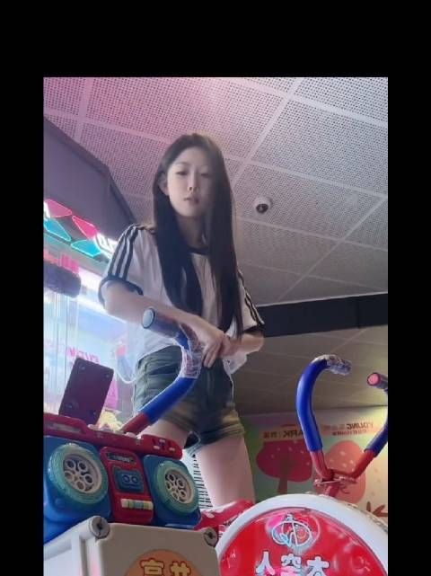 就喜欢穿白色衣服的,把衣服扎裤子里面,好看性感