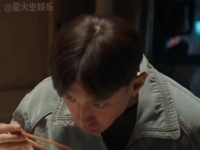 他本当如同其他少年般无拘无束，但生活的枷锁却紧紧束缚着他