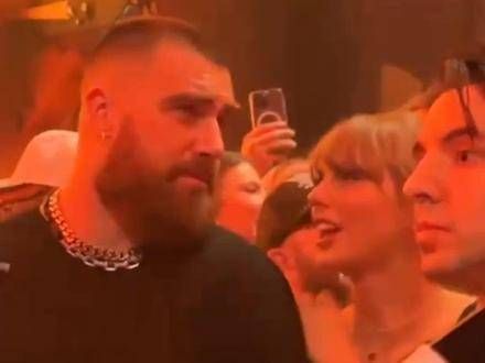 谁擅长读唇语呢？看看 Taylor Swift 和她的姐夫在悄悄说些什么吧!