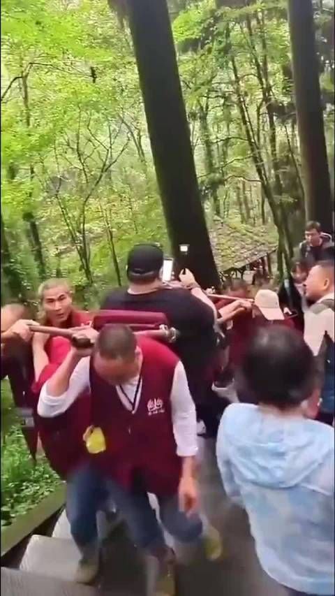 网友:男子因为太胖不愿意步行上山…