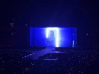 随地而坐，她正与7万+粉丝一同欣赏新MV呀?