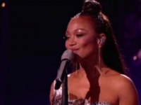 Chante_Moore 在 的《Superwoman》演出中，以震撼心灵的嗓音讲述了一个故事