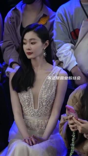真是仙气飘飘,气质这一块掌握得死死的 宋轶气质太出众 宋轶白色长裙路透图