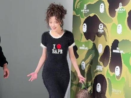身着黑白对比色毛绒长裙,羊毛卷的盘发造型成为全场焦点 娱乐评论大赏 娱乐