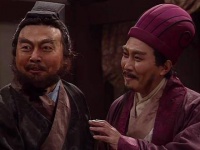 当孔明凝视夜空，眼中泛起泪光呼喊“二将军、三将军”之时…