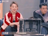 赵丽颖的伞为一个个行人遮挡风雨