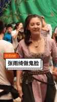 张雨绮在现场逗乐帅哥被我捕捉到镜头，真是太迷人了，撩汉技巧一流！