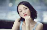 周迅曾是画家笔下的模特，画家为她画了26幅画，有一幅卖了184万