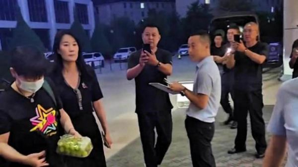 路人视角拍下孙颖莎来庆阳,下车时还不忘抱着一盒提子,妥妥的吃货…