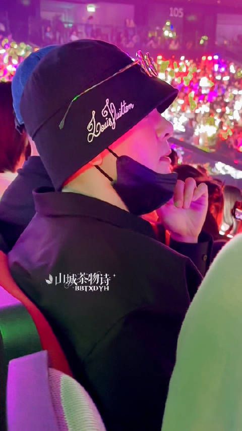 曾舜晞去看了时代少年团演唱会,状态好好啊哥,来给花园家人打call的嘛?