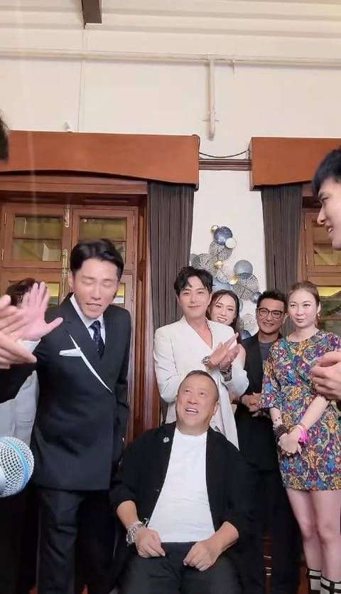 小杨哥都在香港开分公司了,曾志伟坐镇带着TVB演员们一个个打招呼