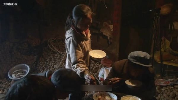 母亲受不了贫穷抛下三个年幼的孩子!看完这个片,你才知道自己有多幸福!
