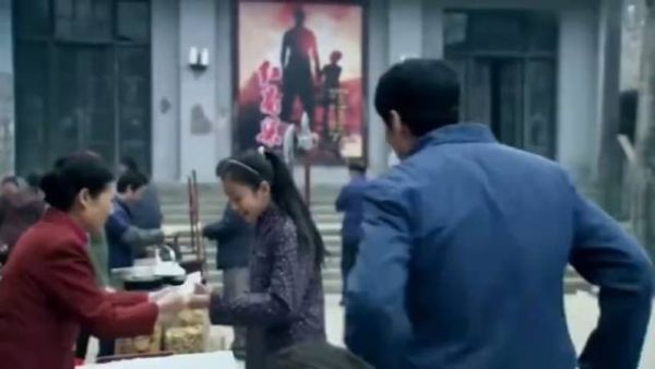 爸爸撞见女儿买冰棍,女儿却说没出门,才知是失散的双胞胎