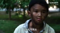 乞丐男孩拾金不昧，百元大钞当场归还，结局太暖心