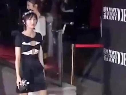 疑似恋情浮出水面,近30岁的她依然拥有20岁的容颜…
