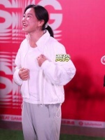依然是那个爱笑的玲，关于新电影的消息，打算等到入秋之后再与大家分享