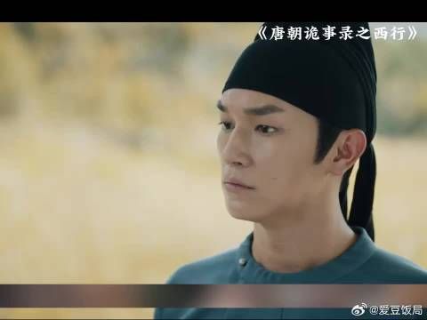 小伙又回到原来的样子,引起众人的笑声
