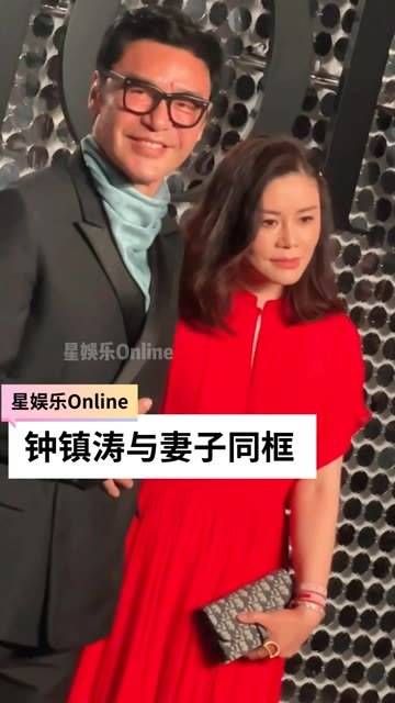 与其伴侣一同现身,尽管年龄差距达12岁,但在他遭遇逆境时…