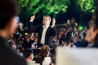 露天舞台，中俄音乐家与观众只有几级台阶的距离