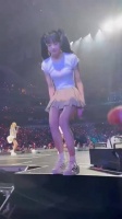 lisa这是在给前排观众发福利吗
