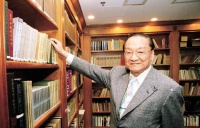 金庸：长子身亡，共患难妻子凄凉离世，他却与新欢游山玩水