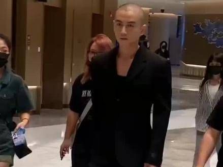 陈晓婚变风波后首次露面,光头造型亮相白玉兰奖,气场强大…