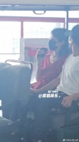 一起现身北京，谢霆锋还把手搭在王菲腿上，好幸福的俩人