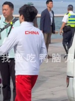 王楚钦孙颖莎到达维多利亚港准备登船