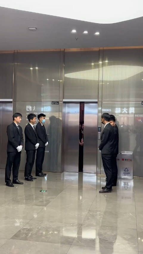 许凯腿好直好长,不愧是模特