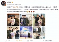 林依轮捧场长子演出，54岁老父亲打扮时髦显年轻，父子同框像兄弟