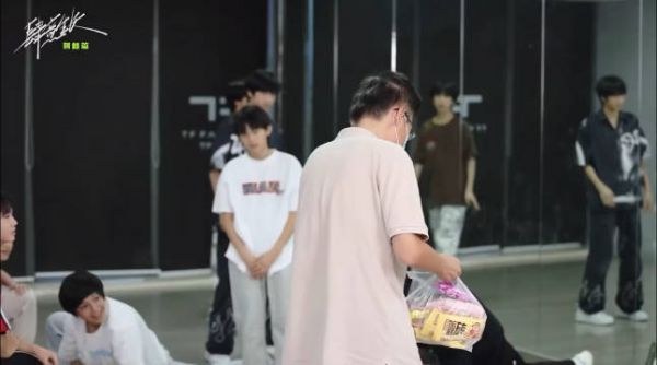 李飞这小老头竟然还到练习室给小孩发雪糕 .