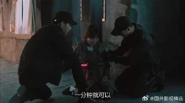 宋仲基射击歹徒,下意识捂住宋慧乔眼睛,细节拉满