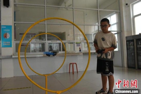 图为河北省深州市兵曹乡兵曹完全小学,学生正在操作无人机。袁佳凯 摄