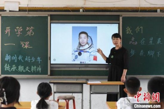 图为河北省深州市兵曹乡兵曹完全小学,航天员蔡旭哲的姐姐蔡旭娜为学生们讲述“开学第一课”。袁佳凯 摄