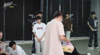 李飞这小老头竟然还到练习室给小孩发雪糕 .