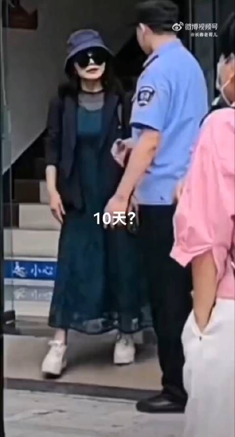 媒体评追究青岛打人女司机刑责:网友:必须追究!