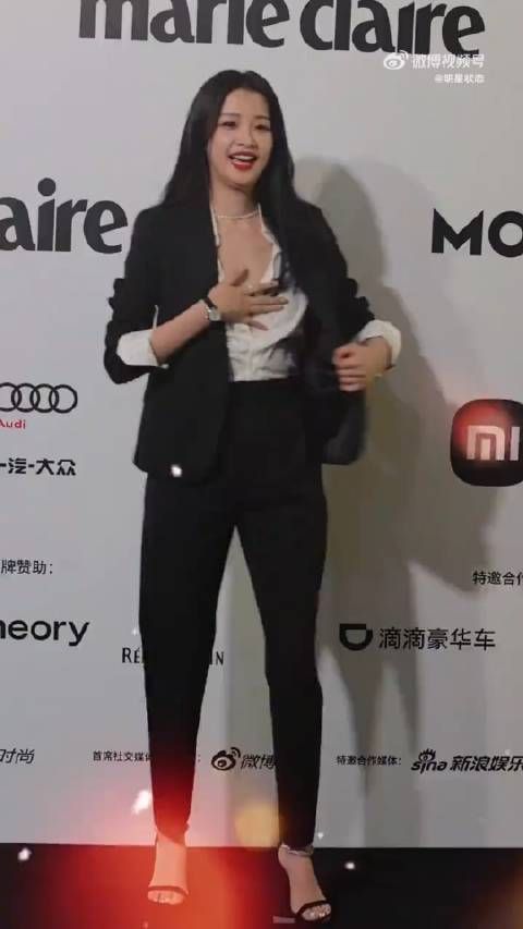 孙怡为啥突然把衣服扣子解开,难道金主们不满意了