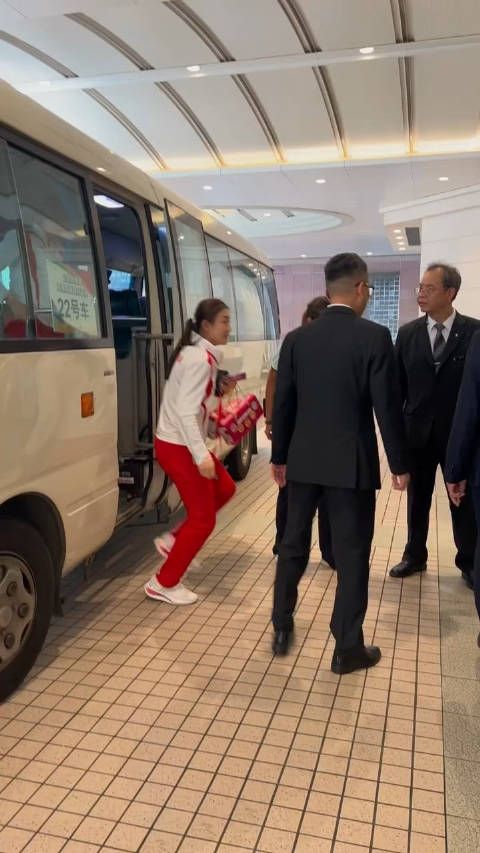 陈梦,她一下车就把手机装进口袋里,小手摸了好几下没有摸到口袋…