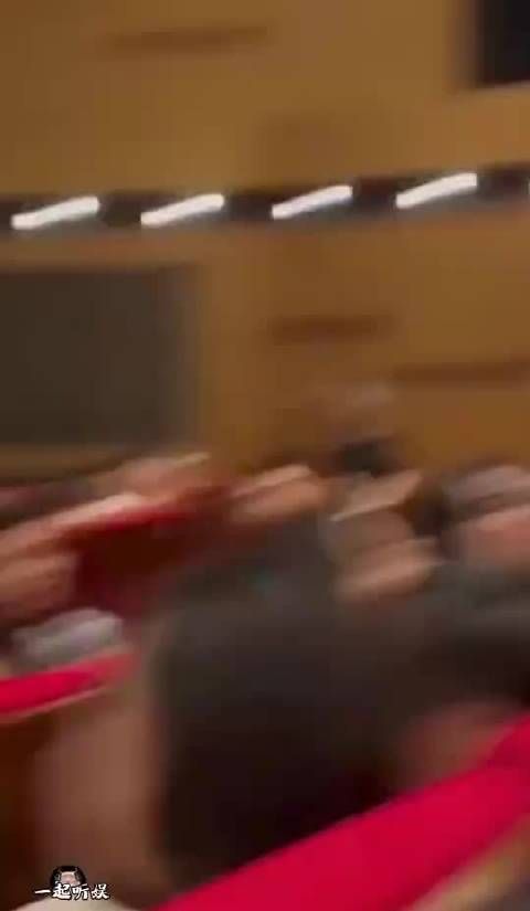 章子怡携8岁女儿观看话剧,母女俩精致打扮,面对镜头毫不介意…