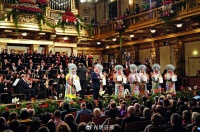 年轻人为何爱听戏歌