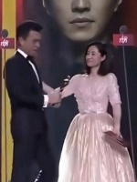 同框亮相活动，姐弟情深，靳东的表情里满是宠爱?