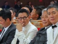 亮相金鸡闭幕式红毯，虽已六旬，风采依旧，看起来依然魅力四射 刘德华