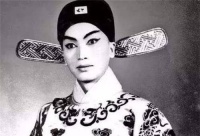 法国小伙爱上京剧演员，婚后生下一子，18年后被告知：你老婆是男的