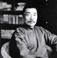 郭沫若用4字骂鲁迅，鲁迅回怼5个字，竟形象地概括了郭沫若的一生