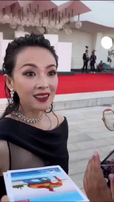 感觉她离 婚后更漂亮了,气质也很绝,45岁这个状态已经很不错了