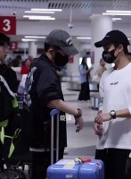 拖把兄弟始终引领潮流风尚，机场照让人超想见他们